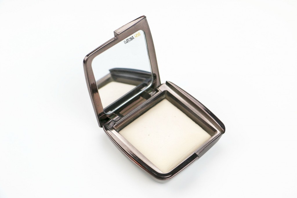 Hourglass ambient lighting powder in etheral light