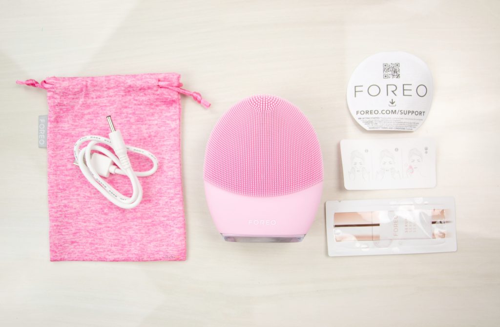 Foreo smart cleansing device inside the box